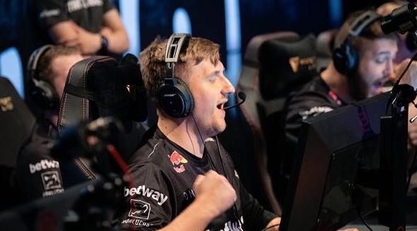 Light ：今天是我们团队的救赎！知道输会被淘汰 所以大家打得很好