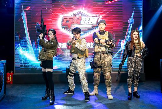 Ropz在赛车赛道上撞毁保时捷