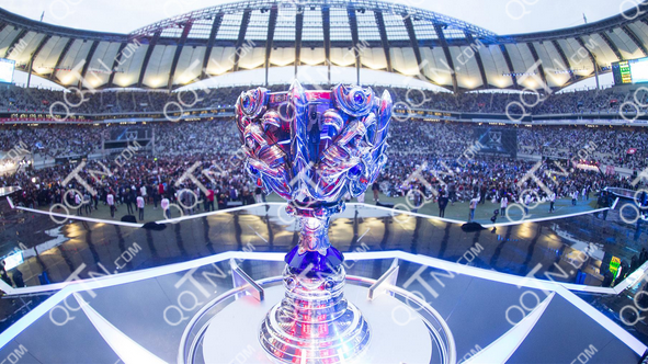 LPL主持夏安微博晒照：回家咯，忙碌但快乐的几天